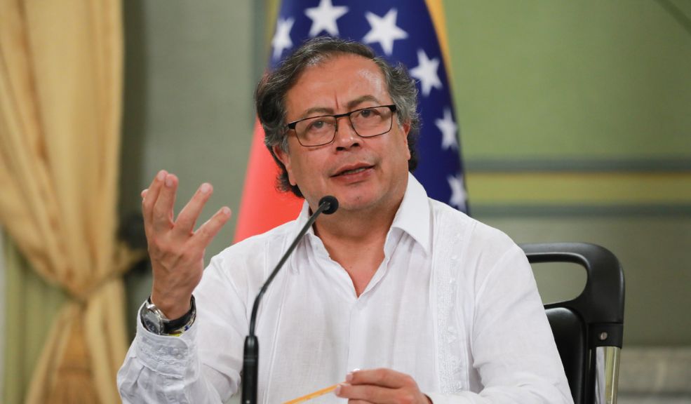 Petro rompió el silencio sobre elecciones en Venezuela y pidió un "escrutinio transparente" Luego de tres días de haber permanecido en silencio, el presidente de la República, Gustavo Petro, se pronunció finalmente sobre las elecciones en Venezuela que le dieron la victoria al actual mandatario, Nicolás Maduro, mismas que fueron calificadas como fraudulentas por la oposición.