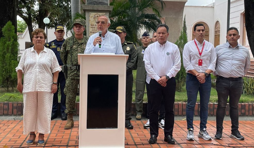 Policía y MinDefensa lanzan plan de emergencia en la frontera con Venezuela La Policía y el Ministerio de Defensa lanzaron un plan de emergencia para la frontera con Venezuela, en respuesta a un incremento en las extorsiones y tensiones provocadas por la inestabilidad política en el país vecino tras las cuestionadas elecciones que dieron la victoria al presidente Nicolás Maduro.