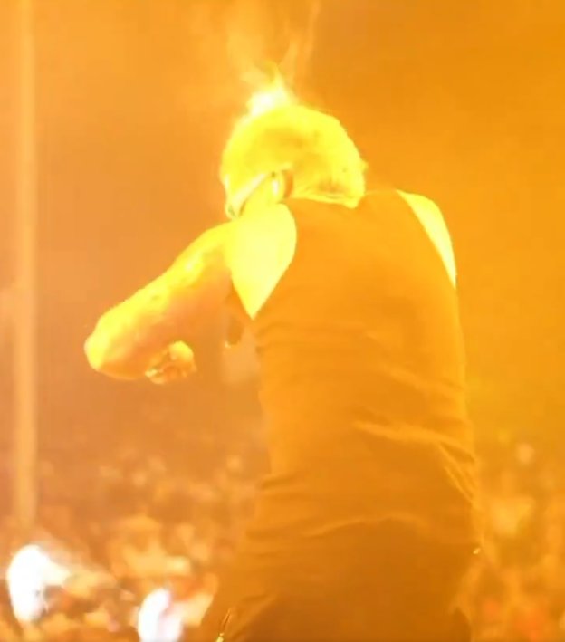EN VIDEO: Reykon prendió la fiesta en Neiva y terminó en llamas Durante las fiestas de San Pedro y San Pablo en Neiva (Huila), el cantante colombiano fue víctima de los efectos especiales en pleno concierto. Su cabeza se envolvió en llamas.