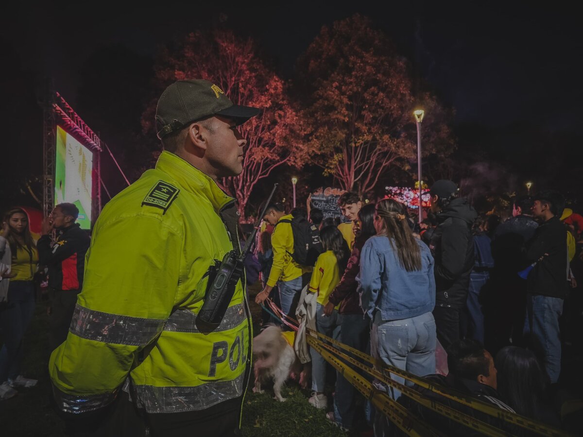 En Bogotá se registraron 1.322 riñas luego de la final de la Copa América La Policía Metropolitana de Bogotá dio un balance sobre lo ocurrido durante la noche del domingo y madrugada del lunes, luego de que varios hinchas protagonizaran riñas en algunos puntos de la ciudad. En total, 10 personas resultaron heridas.