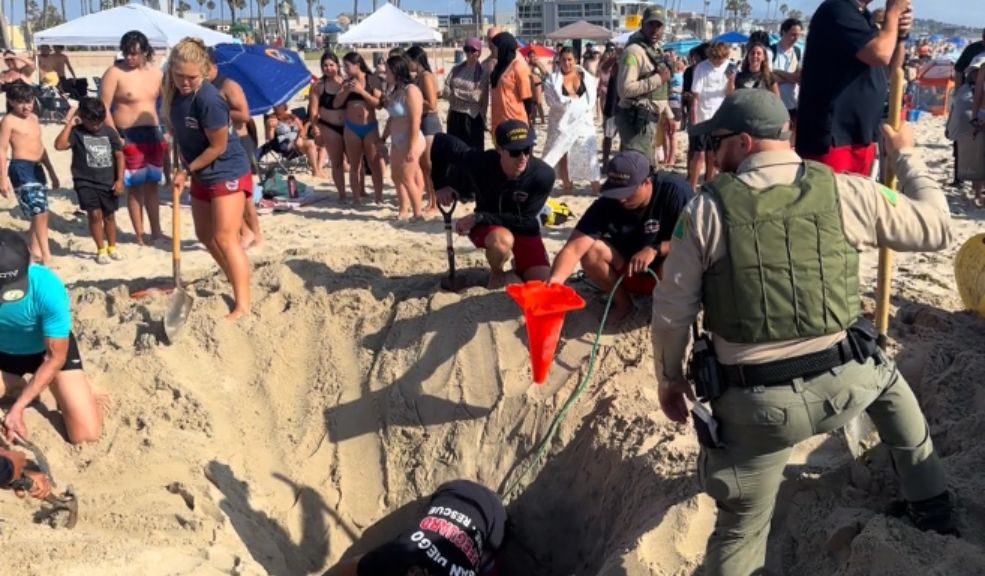 Video capta impresionante rescate de joven enterrada en una playa Los bomberos de la ciudad de San Diego acudieron a la playa de Mission en California después de que una joven de 16 años quedara atrapada bajo varios metros de arena. El rescate quedó grabado en video.