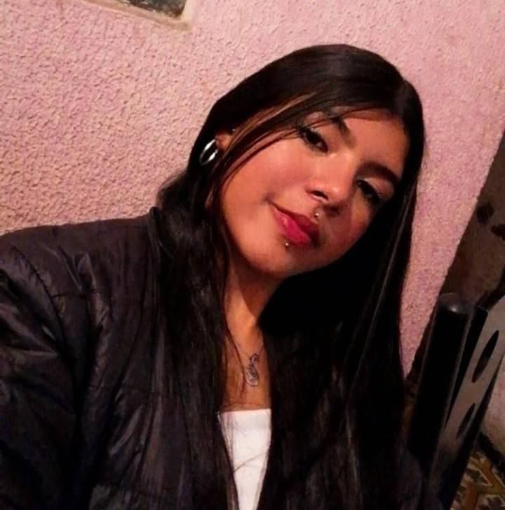 Ella era Alejandra, la joven que murió por una bala perdida en Tunjuelito Alejandra Torres, de 18 años, fue asesinada en medio de un cruce de disparos en el barrio San Carlos, de la localidad de Tunjuelito.