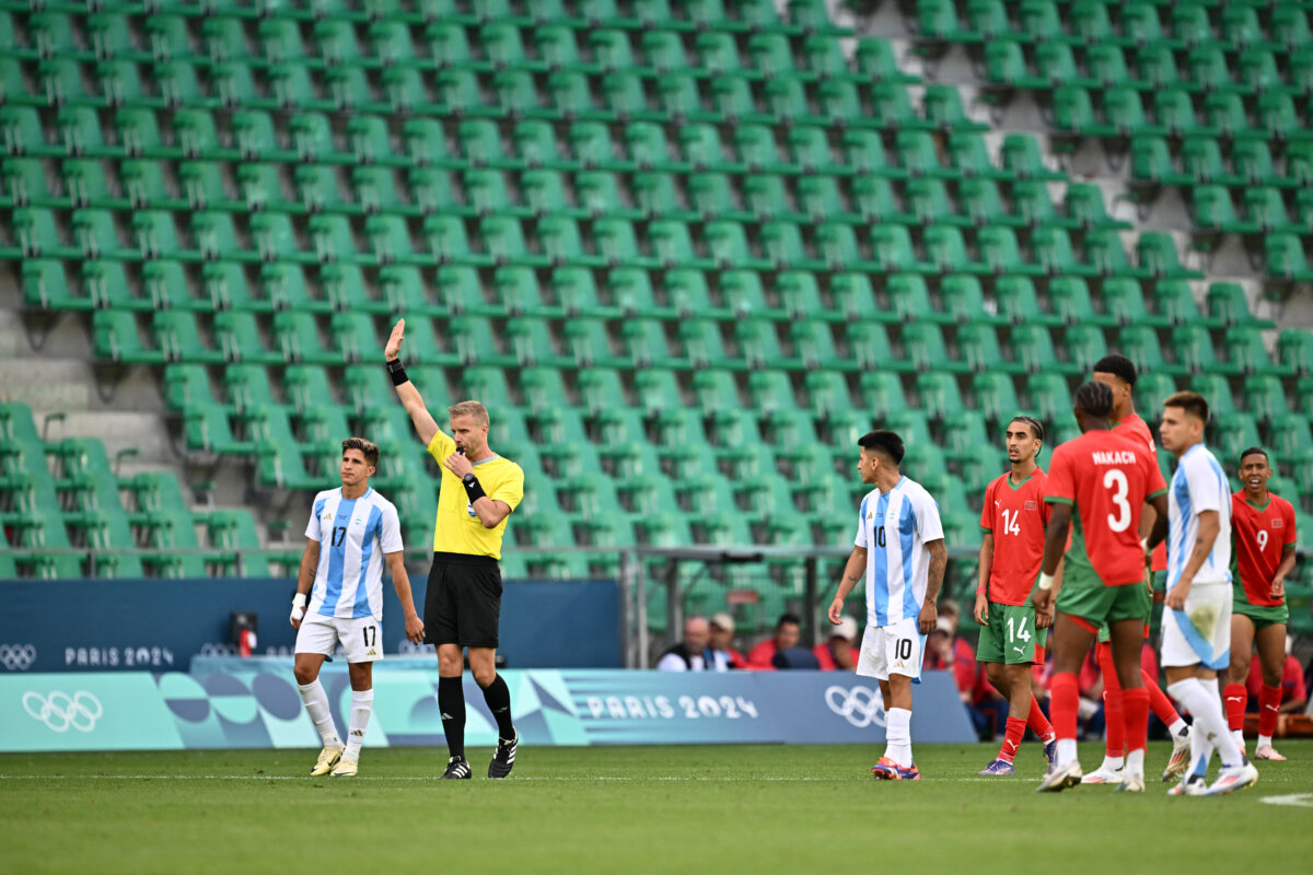 Dos horas después anulan gol de Argentina en partido con Marruecos El partido entre Argentina y Marruecos, en el arranque del torneo de fútbol masculino de los Juegos Olímpicos de París, terminó con victoria 2-1 de los africanos este miércoles en Saint-Étienne tras un insólito final.