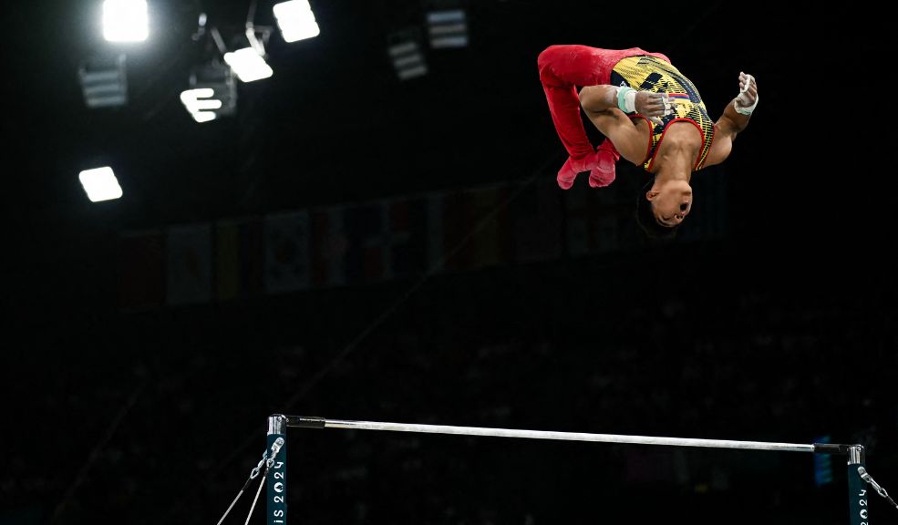 Gimnasta colombiano Ángel Barajas clasifica a la final de barra fija en París El joven colombiano Ángel Barajas, de 17 años, logró clasificarse para la final de barra fija tras terminar sexto en la primera jornada de competencia en gimnasia artística de los Juegos Olímpicos de París.