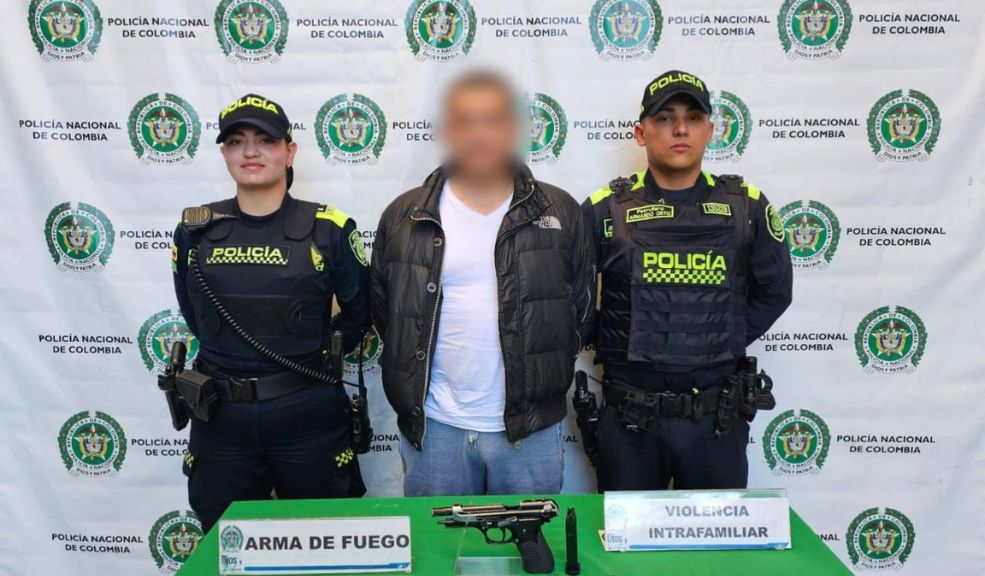 Capturan a sujeto que maltrataba a su esposa; también la amenazó con arma de fuego Uniformados de la estación de Policía de Engativá lograron la captura de un hombre por el delito de violencia intrafamiliar.