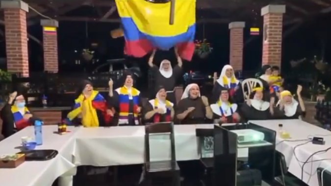 ¡Ayuda divina! Monjas alientan a la Selección Colombia y se viralizan En redes sociales se hizo viral un video en el que se ve cuando un grupo de monjas apoya a la 'Tricolor' y cantan a favor del equipo nacional.