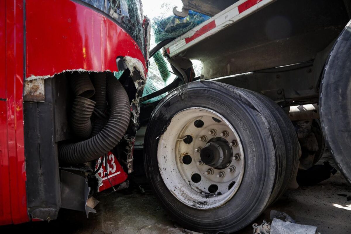 20 personas resultaron heridas tras grave accidente de tránsito en Suba El choque entre un camión mezclador de cemento y un bus de TransMilenio causó pánico entre los capitalinos que viajaban en el articulado. Al menos 20 de ellos resultaron heridos.