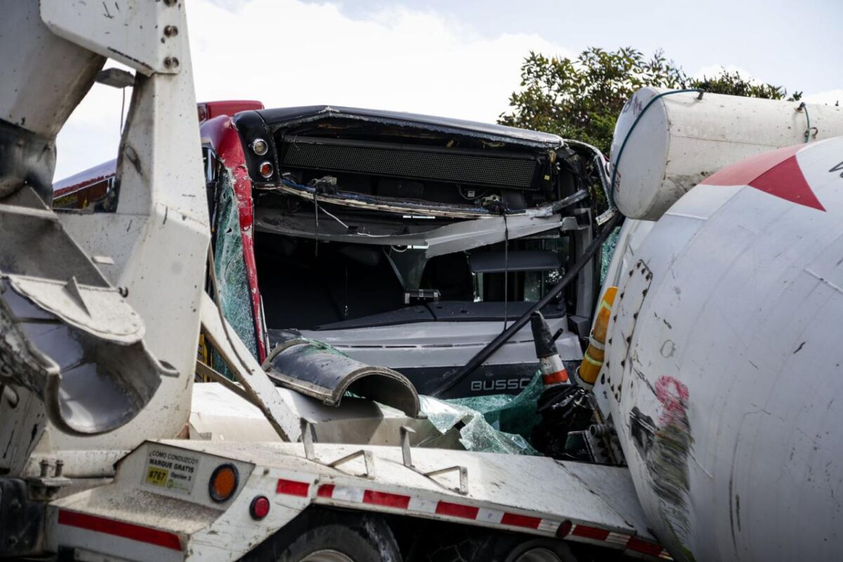 20 personas resultaron heridas tras grave accidente de tránsito en Suba El choque entre un camión mezclador de cemento y un bus de TransMilenio causó pánico entre los capitalinos que viajaban en el articulado. Al menos 20 de ellos resultaron heridos.