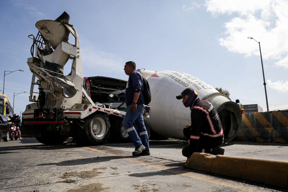 20 personas resultaron heridas tras grave accidente de tránsito en Suba El choque entre un camión mezclador de cemento y un bus de TransMilenio causó pánico entre los capitalinos que viajaban en el articulado. Al menos 20 de ellos resultaron heridos.