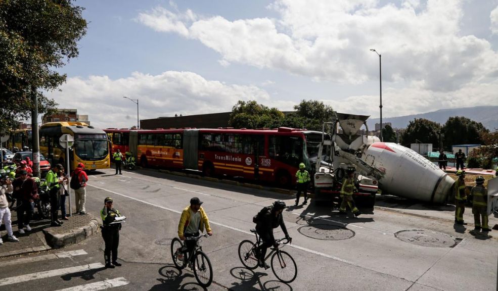 20 personas resultaron heridas tras grave accidente de tránsito en Suba El choque entre un camión mezclador de cemento y un bus de TransMilenio causó pánico entre los capitalinos que viajaban en el articulado. Al menos 20 de ellos resultaron heridos.