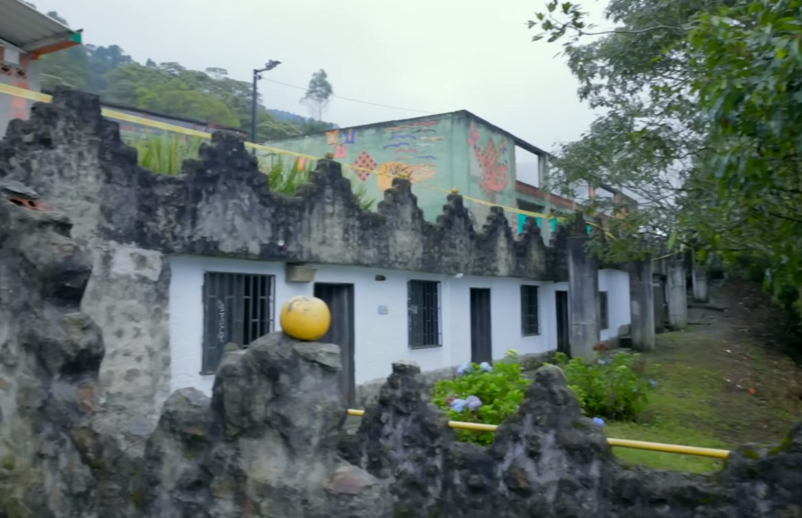 Abuelos viven en cárcel de Pablo Escobar y aseguran que hay fantasmas rondando por el lugar La Catedral fue una prisión construida por el narcotraficante Pablo Escobar para cumplir su condena. Hoy en día, adultos mayores comparten sus experiencias sobre cómo es vivir en ese lugar.