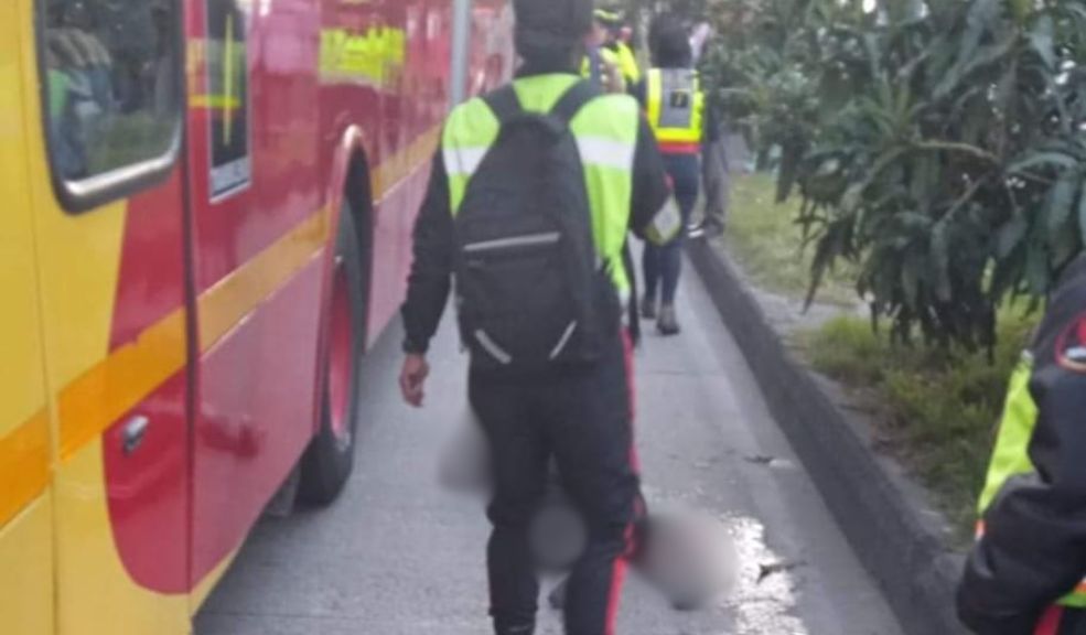 Accidente en la Autopista Sur causó caos en la movilidad: ciclista fue arrollada Grandes trancones se presentaron en la mañana de este lunes debido a un accidente de tránsito entre una ciclista y un bus de TransMilenio. Los hechos habrían ocurrido sobre las 6:30 de la mañana.