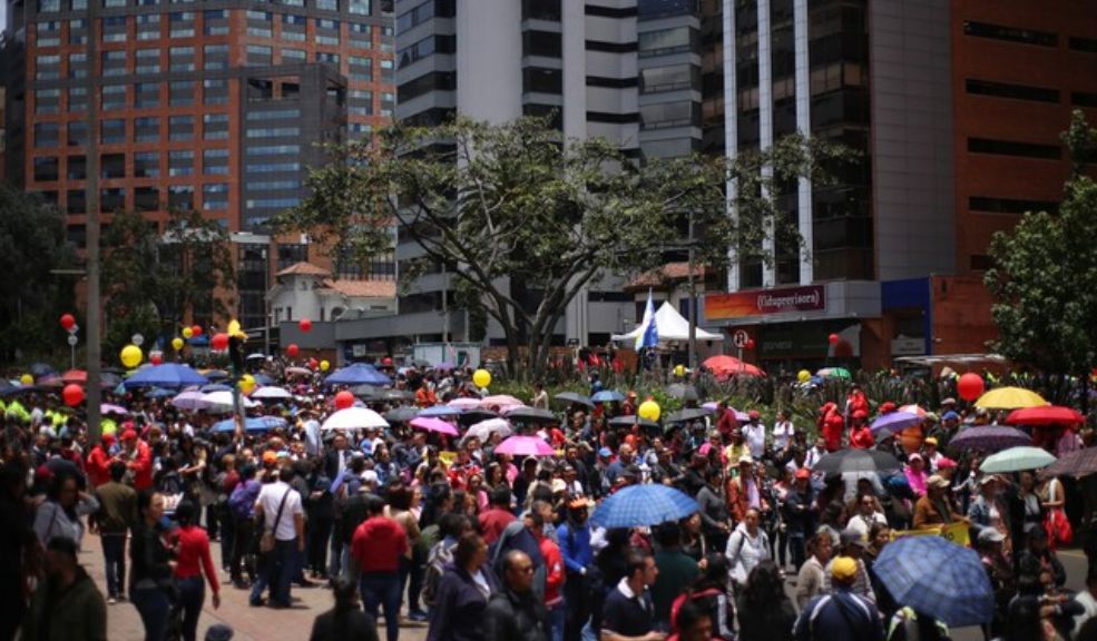 Amenaza de paro: docentes protestan por cambios en el sistema de salud La Asociación de Docentes de Cundinamarca organizó una jornada de protesta frente al Ministerio de Educación, miles de docentes provenientes de más de 100 municipios expresaron sus preocupaciones sobre las dificultades que enfrentan debido a las recientes modificaciones en el sistema de salud.