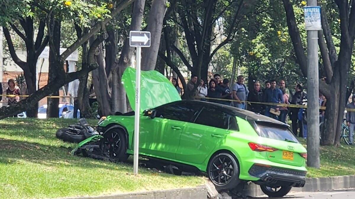 EN VIDEO: Así fue como conductor arrolló a ladrones en Engativá tras robo Revelan video en el que se evidencia el momento en que un conductor arrolla a dos presuntos ladrones que minutos antes lo habían hurtado en el barrio Normandía, en la localidad de Engativá.