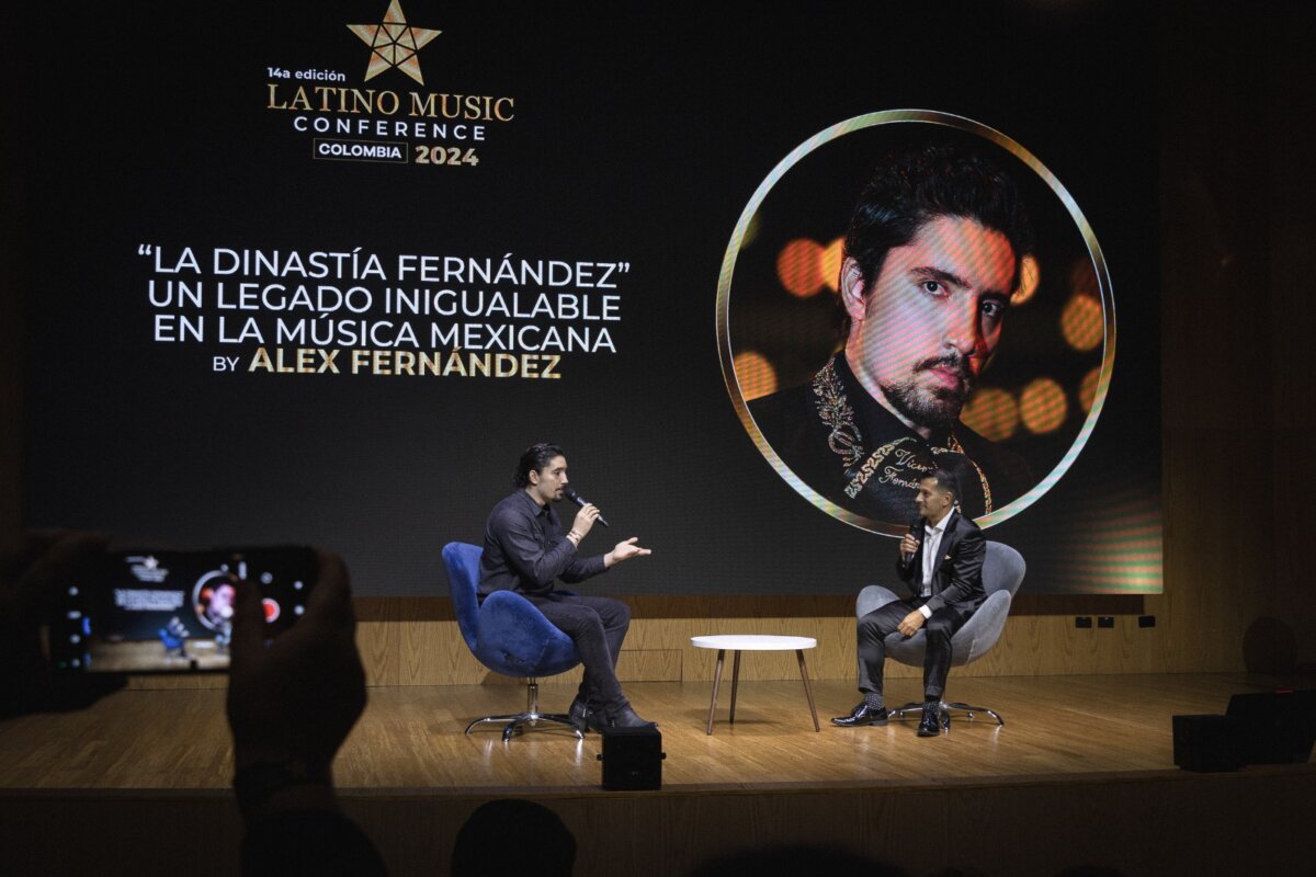 Así se vivirán los premios Latino Music en el Movistar Arena El evento que se realizará esta noche contará con la presentación de grandes artistas en el imponente escenario del Movistar Arena. Allí, Alex Fernández, nieto de Vicente Fernández, recibirá un homenaje dedicado a su abuelo.