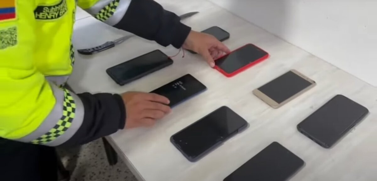 Capturan a tres sujetos que habían robado celulares en un bus del Sitp Al realizar el procedimiento de registro a las personas sospechosas, se encontraron en una maleta tres celulares, uno de los cuales fue identificado por la víctima como de su propiedad. Además, al verificar los otros dos dispositivos en la plataforma IMEI Colombia, se estableció que estaban reportados como robados.