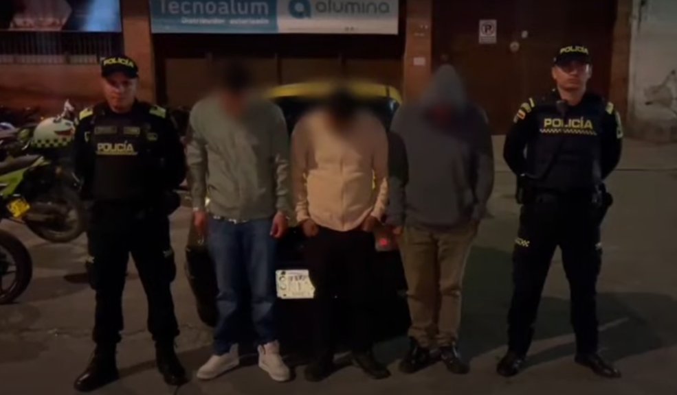 Capturan a tres sujetos que habían robado celulares en un bus del Sitp Al realizar el procedimiento de registro a las personas sospechosas, se encontraron en una maleta tres celulares, uno de los cuales fue identificado por la víctima como de su propiedad. Además, al verificar los otros dos dispositivos en la plataforma IMEI Colombia, se estableció que estaban reportados como robados.