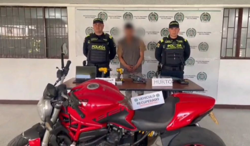 Capturan a un extranjero que habría robado una motocicleta de una bodega en Bogotá Gracias al aviso de la comunidad, la Policía capturó a un sujeto en flagrancia acusado de robar una bodega y una motocicleta en Barrios Unidos