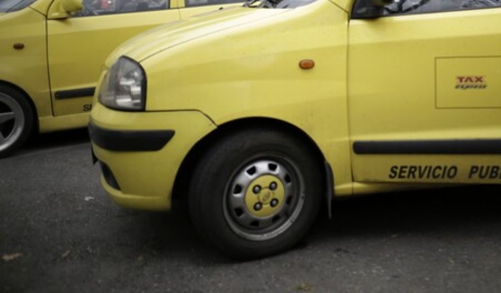 Carro familiar se volcó tras ser impactado por un taxi que participaría en piques ilegales en Bogotá Los residentes del sector denuncian que carros particulares, motos y taxis estarían haciendo piques ilegales en la calle 25 con carrera 33. Al parecer, producto de estas carreras, una familia que viajaba en un carro particular terminó afectada.