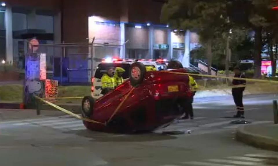 Carro familiar se volcó tras ser impactado por un taxi que participaría en piques ilegales en Bogotá Los residentes del sector denuncian que carros particulares, motos y taxis estarían haciendo piques ilegales en la calle 25 con carrera 33. Al parecer, producto de estas carreras, una familia que viajaba en un carro particular terminó afectada.