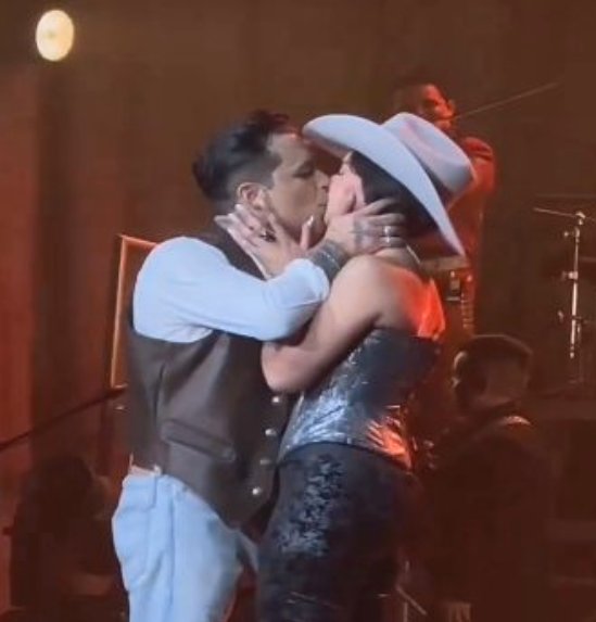 Christian Nodal presumió a Ángela Aguilar con polémica foto y causó furor en redes Nodal acabó con los rumores de embarazo de su esposa al compartir una sensual foto en la que se la ve esbelta y feliz disfrutando del sol.