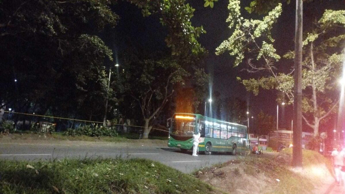 Ciclista murió al ser arrollado por un bus alimentador en Engativá El ciclista falleció en el lugar del accidente.