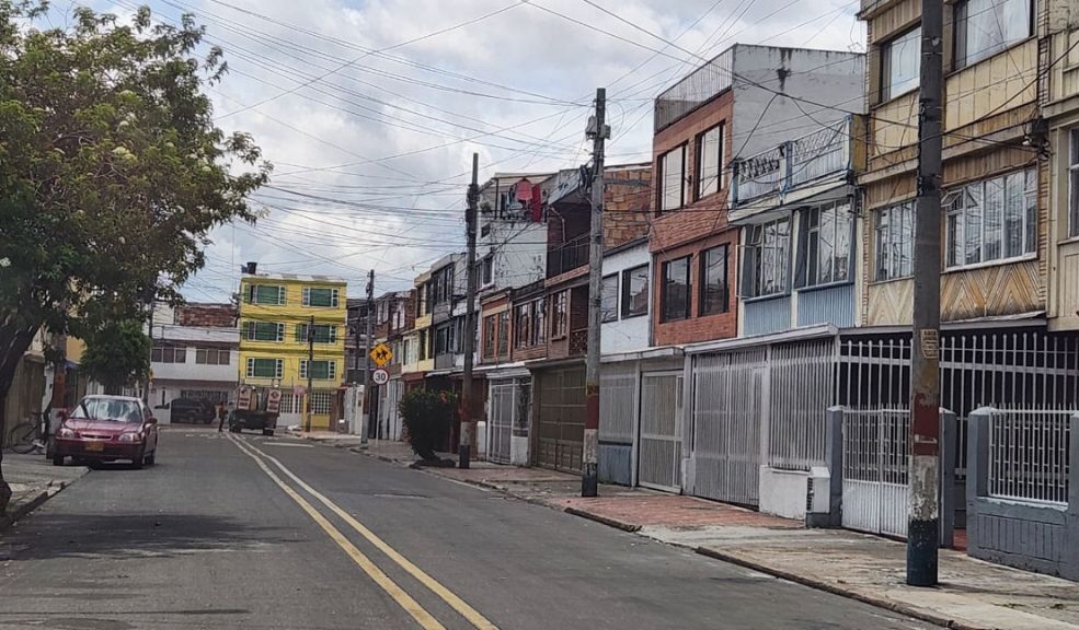 Crimen de Mario en Puente Aranda: sicario le disparó por la espalda Mario Alejandro Díaz Martínez fue cruelmente asesinado en la tarde del miércoles mientras se encontraba frente a su hogar, en el tranquilo y pacífico barrio Colón, ubicado en la localidad de Puente Aranda.