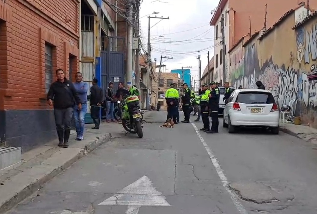 Crimen de vigilante en Soacha: querían robarle una cadena de oro “La Policía Metropolitana de Soacha dispuso de todas las capacidades de Policía judicial e inteligencia, conjunto con el Cuerpo Técnico de Investigación de la Fiscalía. Se encuentran adelantando la investigación para determinar con claridad las circunstancias que llevaron a este hecho. Finalmente, la Policía Metropolitana de Soacha hace un llamado a la comunidad a suministrar información que permita avanzar en estas investigaciones a través de la línea de emergencia 123”, así lo informó el coronel Germán Rafael Sierra Chaparro, comandante operativo de Soacha.