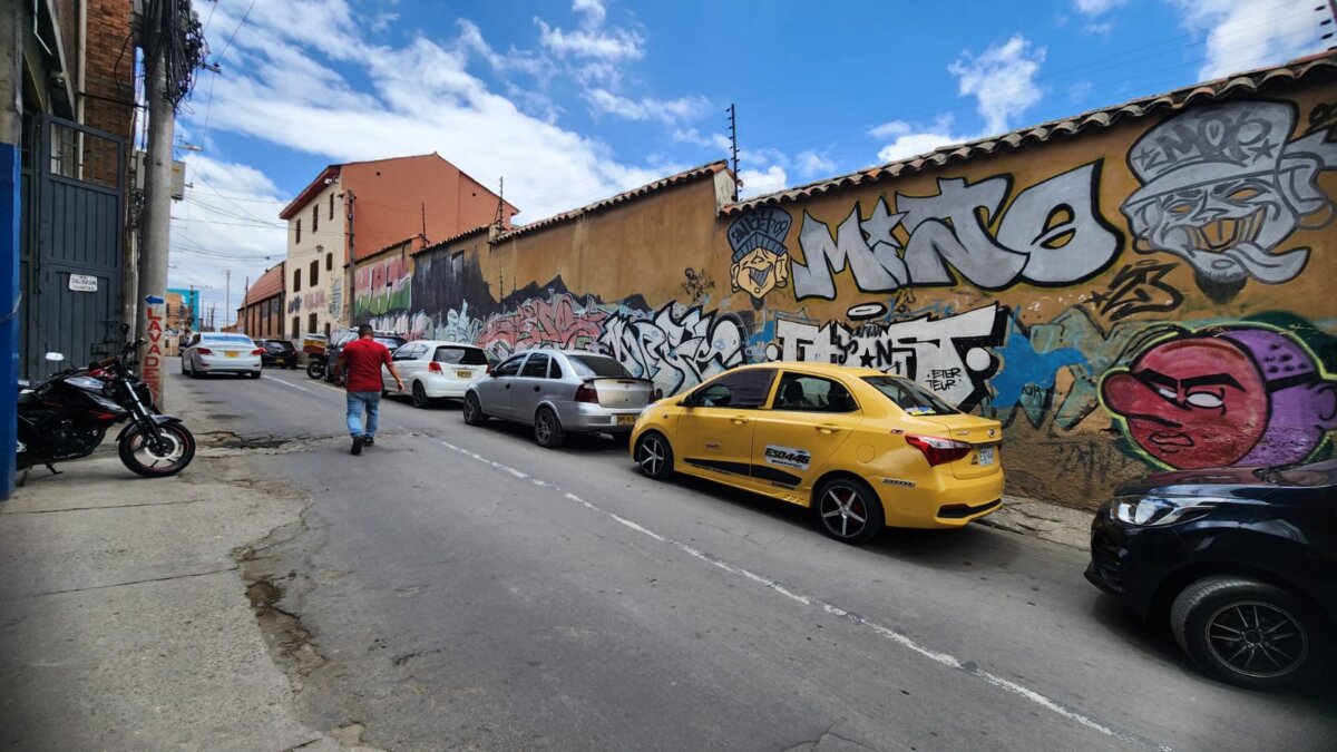 Crimen de vigilante en Soacha: querían robarle una cadena de oro “La Policía Metropolitana de Soacha dispuso de todas las capacidades de Policía judicial e inteligencia, conjunto con el Cuerpo Técnico de Investigación de la Fiscalía. Se encuentran adelantando la investigación para determinar con claridad las circunstancias que llevaron a este hecho. Finalmente, la Policía Metropolitana de Soacha hace un llamado a la comunidad a suministrar información que permita avanzar en estas investigaciones a través de la línea de emergencia 123”, así lo informó el coronel Germán Rafael Sierra Chaparro, comandante operativo de Soacha.