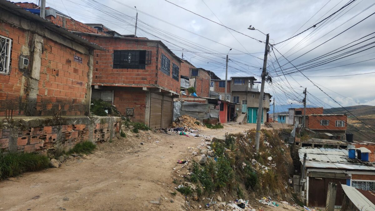 Cuerpo hallado en Cazucá es de una mujer: nuevos detalles del caso Los vecinos de Cazucá (Soacha) se encuentran conmocionados tras el macabro hallazgo del cuerpo desmembrado de una mujer. Q'HUBO conoció los detalles de este caso.