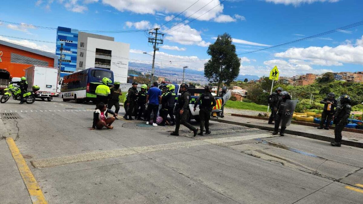 Cuerpos hallados en San Cristóbal tenían heridas de bala Q'HUBO conoció los detalles del macabro hallazgo de dos cuerpos con signos de violencia en el sector conocido como Caño del Bronx, localidad de San Cristóbal.