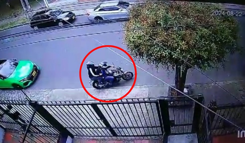 EN EXCLUSIVA: Video del robo en el que murió ladrón en Engativá Q'HUBO conoció un video del momento exacto en el que se habría perpetrado el robo a un ciudadano en el barrio Normandía de Engativá, el cual terminó en la muerte de uno de los presuntos delincuentes.