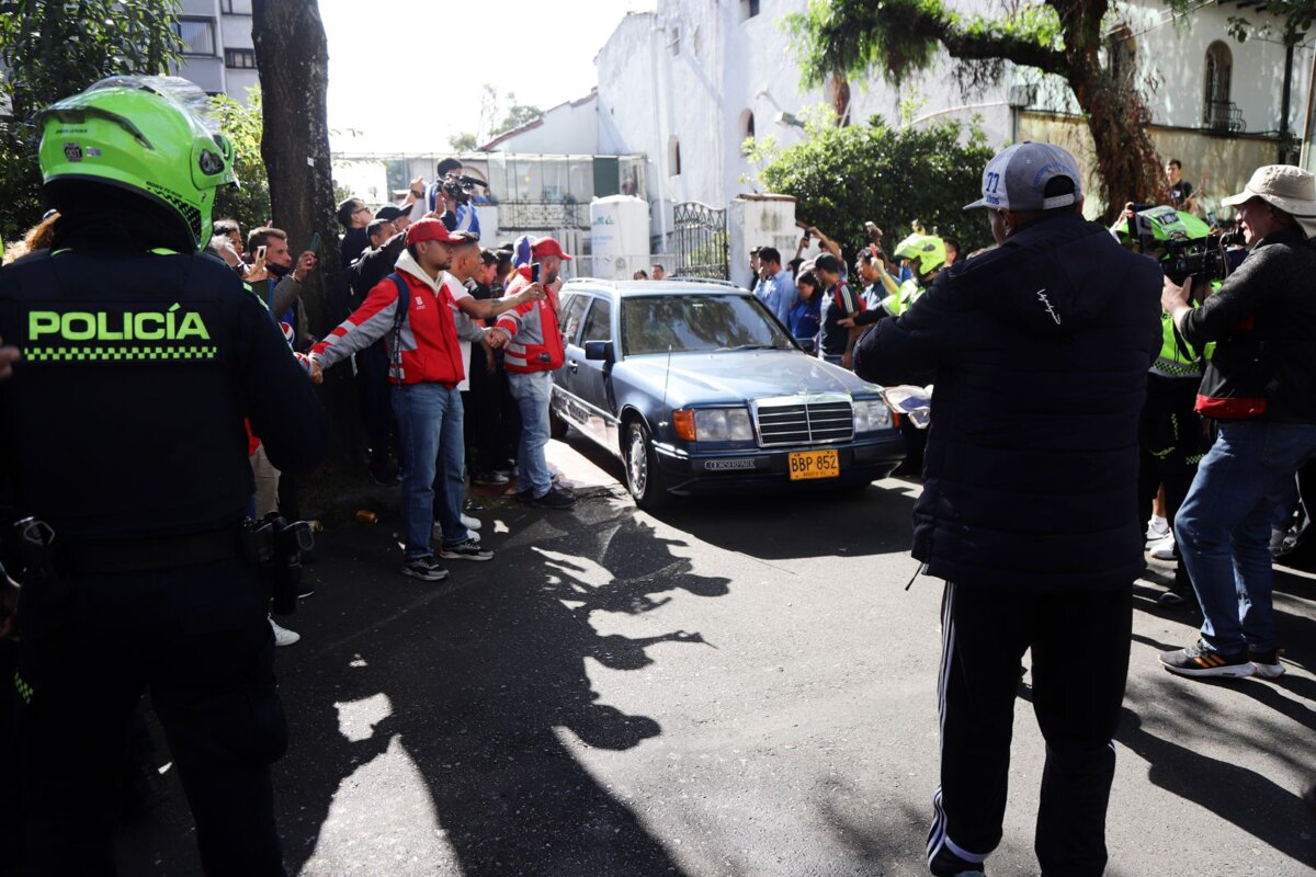 EN FOTOS: Hinchas de Millonarios acompañaron el féretro de Javier Acosta Cientos de fanáticos del equipo 'Embajador' se concentraron frente al Hospital Universitario San Ignacio para darle el último adiós a Javier Acosta.