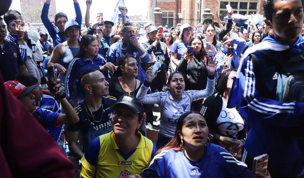 EN FOTOS: Hinchas de Millonarios acompañaron el féretro de Javier Acosta Cientos de fanáticos del equipo 'Embajador' se concentraron frente al Hospital Universitario San Ignacio para darle el último adiós a Javier Acosta.