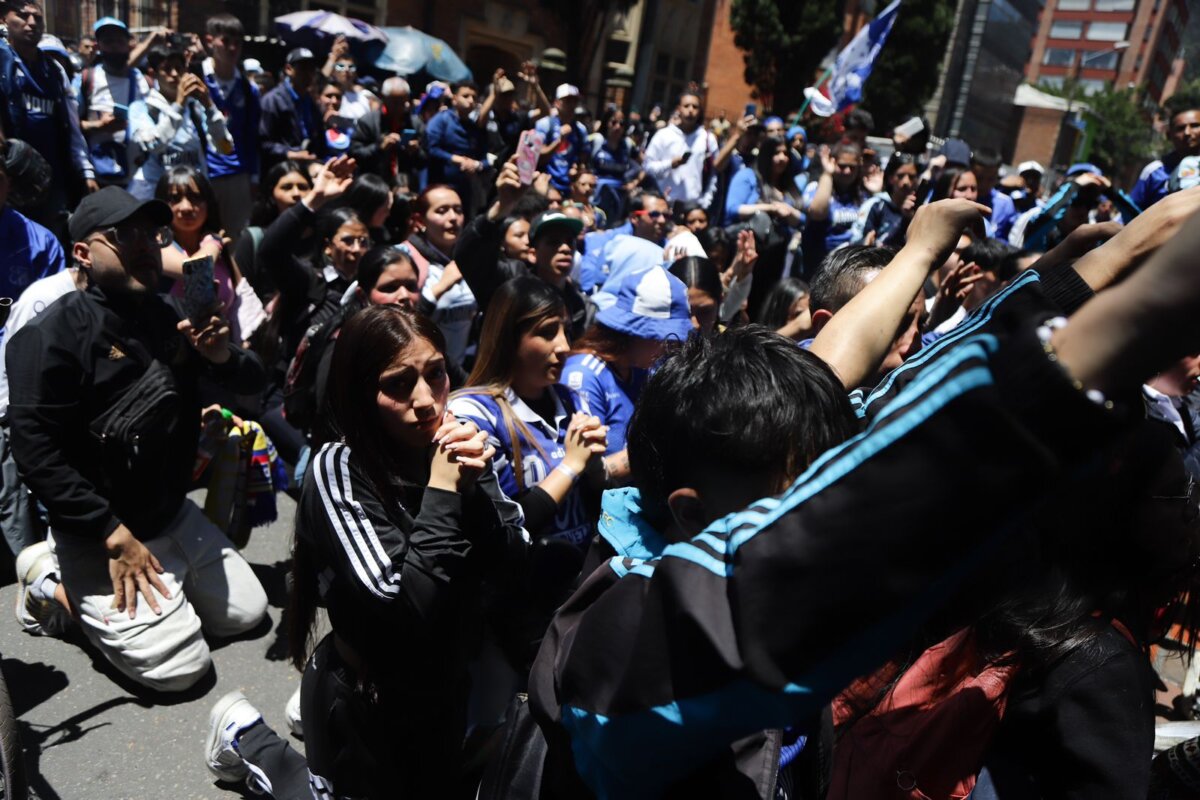 EN FOTOS: Hinchas de Millonarios acompañaron el féretro de Javier Acosta Cientos de fanáticos del equipo 'Embajador' se concentraron frente al Hospital Universitario San Ignacio para darle el último adiós a Javier Acosta.