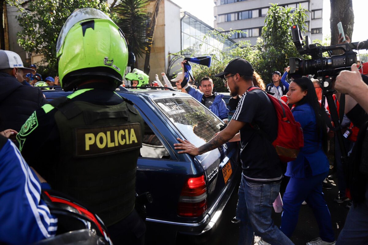 EN FOTOS: Hinchas de Millonarios acompañaron el féretro de Javier Acosta Cientos de fanáticos del equipo 'Embajador' se concentraron frente al Hospital Universitario San Ignacio para darle el último adiós a Javier Acosta.