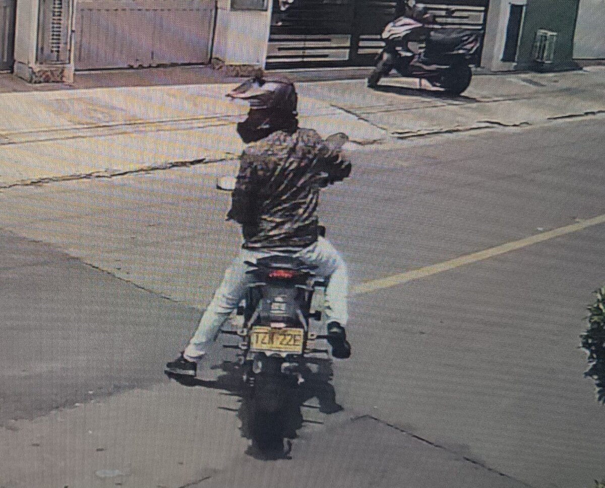 EN VIDEO: Delincuentes en moto atracaron a mujer en Antonio Nariño Un video captado por una cámara de vigilancia muestra el momento en que una mujer, madre cabeza de hogar, fue asaltada por dos sujetos que se movilizaban en moto mientras caminaba por una de las calles del barrio La Fragua, en la localidad de Antonio Nariño.