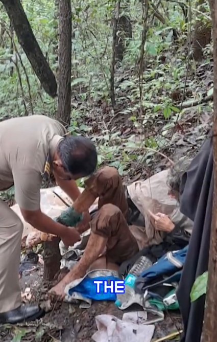 EN VIDEO: Llevaba 40 días amarrada a un árbol y acusó a su exesposo de haberla encadenado La mujer estaba en estado crítico de deshidratación y desnutrición. Además, presentaba una condición mental que dificultaba la comunicación con los oficiales. En una nota escrita tras ser rescatada, Kumar acusó a su exesposo de haberla encadenado durante 40 días.