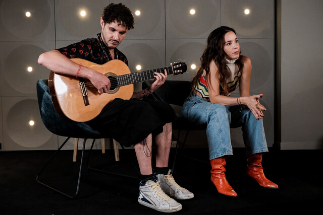 "Es un orgullo llevar nuestra tierra a tantos lugares del mundo": Monsieur Periné Monsieur Periné reveló cómo serán sus shows en su próxima gira y los detalles detrás de su último disco 'Bolero Apocalíptico', con el cual ganó un premio Grammy.