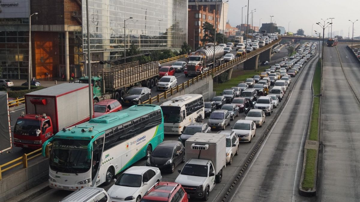 Este sábado habrá pico y placa: así funcionará Con el objetivo de mejorar los tiempos de desplazamiento durante los puentes festivos, la Policía Metropolitana de Bogotá, en coordinación con las autoridades distritales, lanzará un nuevo plan piloto de Pico y Placa en la ciudad. Esta medida se aplicará los sábados durante los cuatro festivos restantes del año.