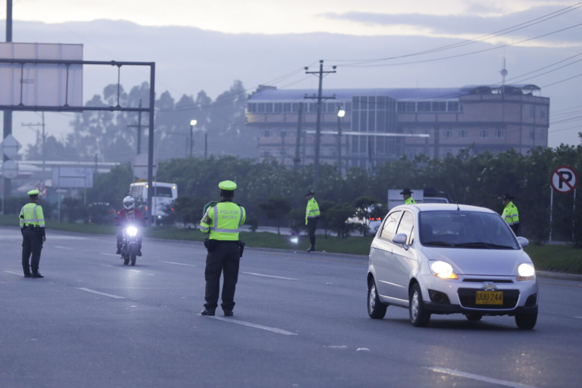 Este sábado habrá pico y placa: así funcionará Con el objetivo de mejorar los tiempos de desplazamiento durante los puentes festivos, la Policía Metropolitana de Bogotá, en coordinación con las autoridades distritales, lanzará un nuevo plan piloto de Pico y Placa en la ciudad. Esta medida se aplicará los sábados durante los cuatro festivos restantes del año.