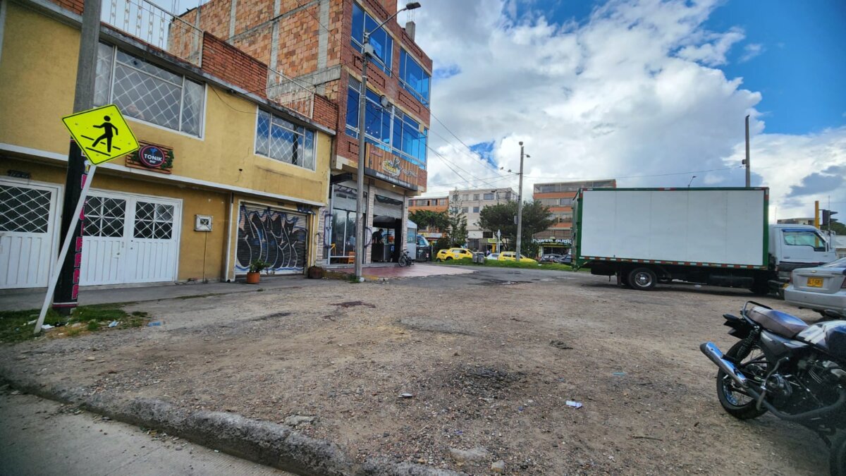 Él era Fernando, el joven que murió en medio de riña en un bar de Engativá Los habitantes del barrio Bosques de Mariana, en la localidad de Engativá, se encuentran conmocionados debido a que un nuevo caso de intolerancia cobró la vida de una persona, quien fue identificada por las autoridades como Fernando Montoya, de 32 años. 