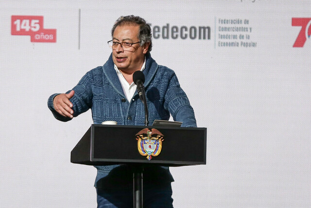 Gobierno Petro y bancos logran millonario acuerdo para evitar inversiones forzosas Luego de varias reuniones entre el sector bancario y el presidente Gustavo Petro, se anunció un acuerdo para reactivar la economía del país.