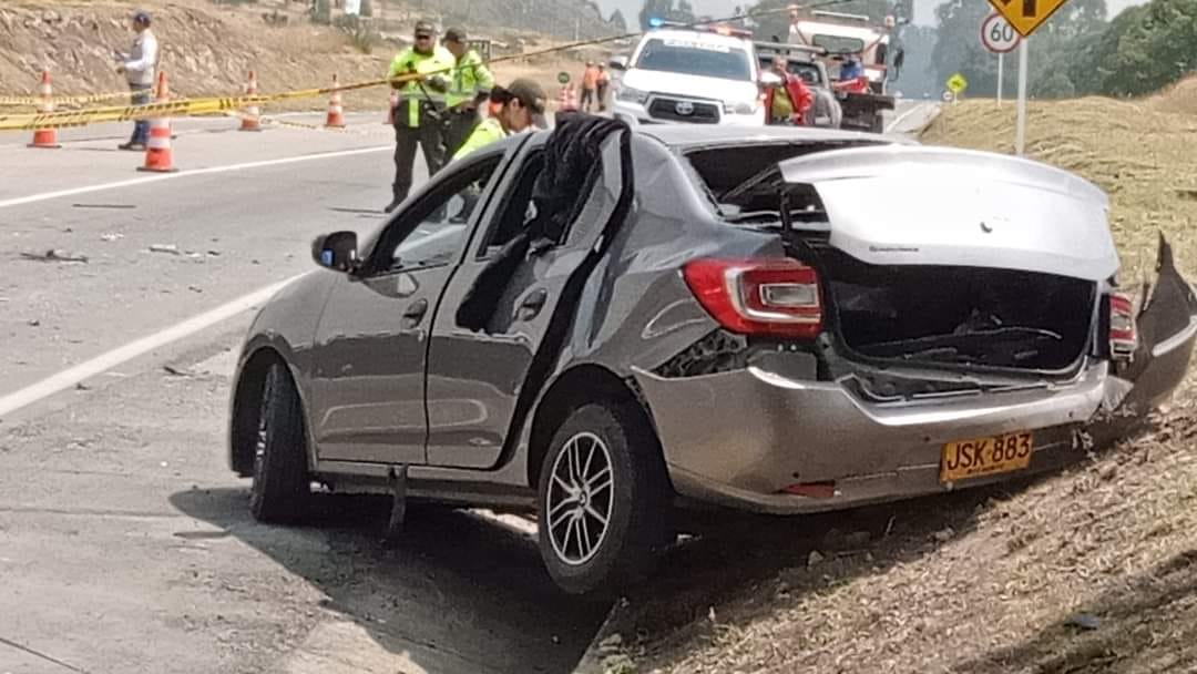 Grave accidente causó la muerte de una mujer y dejó a 3 personas heridas en Soacha Autoridades investigan fatal accidente en la vía Canoas, ubicada en el municipio de Soacha. En el siniestro una mujer falleció.