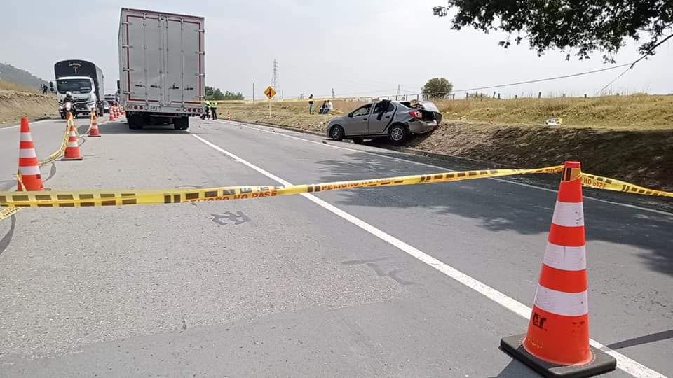 Grave accidente causó la muerte de una mujer y dejó a 3 personas heridas en Soacha Autoridades investigan fatal accidente en la vía Canoas, ubicada en el municipio de Soacha. En el siniestro una mujer falleció.