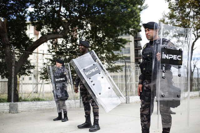 Guardias del Inpec evitaron fleteo en Bogotá mientras custodiaban a un preso Dos funcionarios del Instituto Nacional Penitenciario y Carcelario (INPEC) frustraron un fleteo que iban a cometer dos hombres en Bogotá.