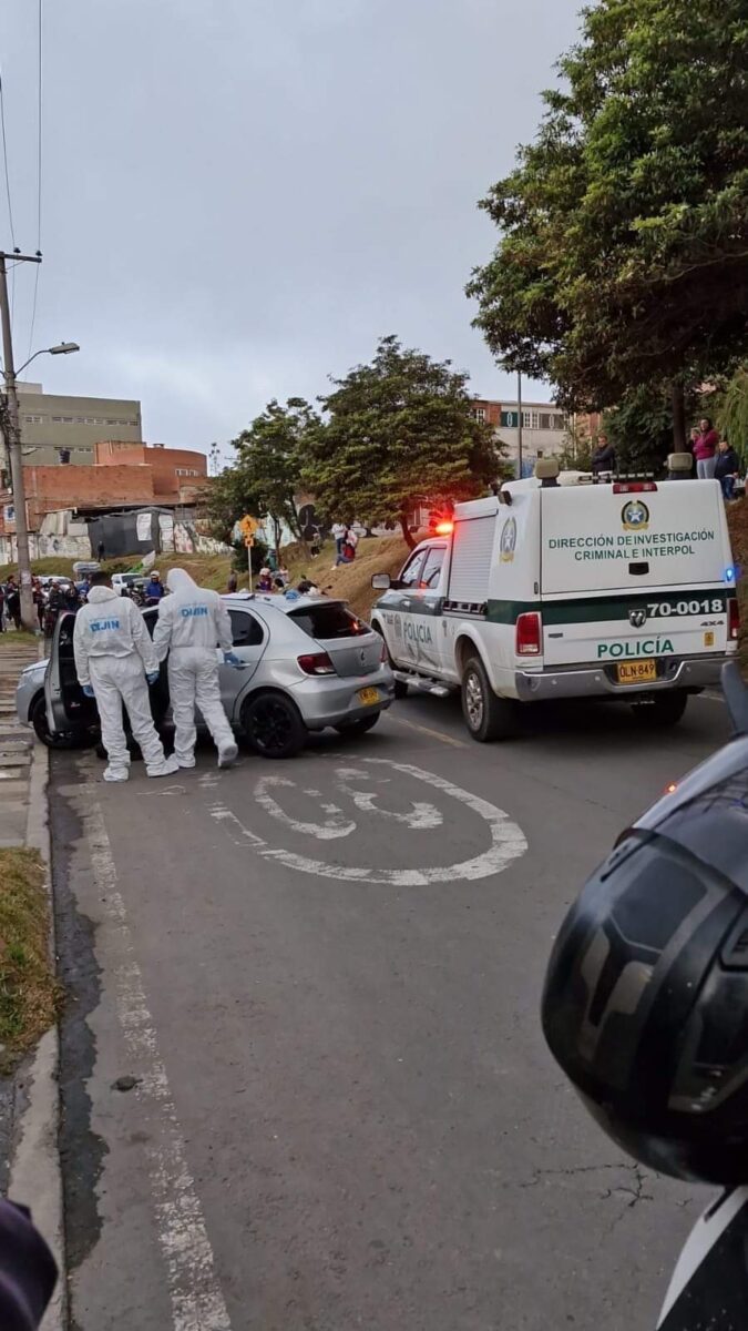 Hombre fue asesinado frente a la casa de sus padres en Soacha Un brutal asesinato sorprendió a varios vecinos del barrio Quintas de la Laguna (Soacha), lugar en el que un hombre fue atacado a balazos al salir de su vehículo y frente a la casa de sus padres.