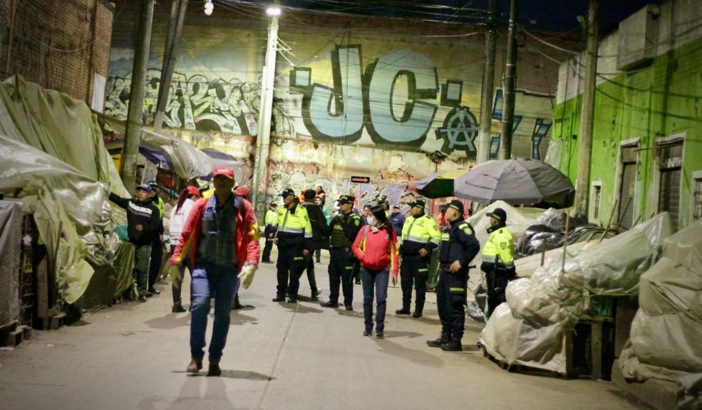 Incautan más de 7 toneladas de alimentos en mal estado en Kennedy En los puestos de venta, donde los alimentos eran almacenados a la intemperie durante toda la noche, se encontraron roedores y cucarachas, lo que representa un riesgo significativo para la salud pública.