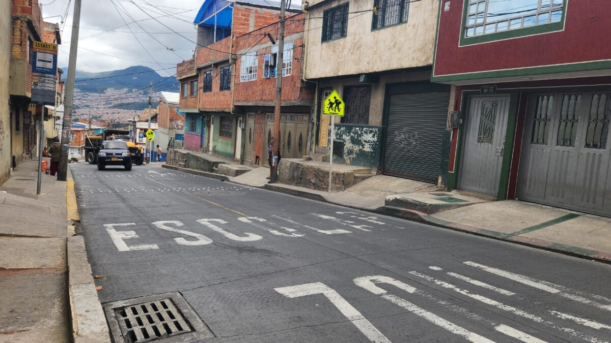 Intento de hurto en un bus de TransMilenio dejó a una persona herida Varios disparos resonaron en la noche del viernes en la parte baja del barrio La Estrella (Ciudad Bolívar) cuando un bus alimentador de TransMilenio acababa de hacer su parada y fue abordado por unos sujetos que, al parecer, pretendían hurtar a los incautos ciudadanos que se encontraban dentro del vehículo.