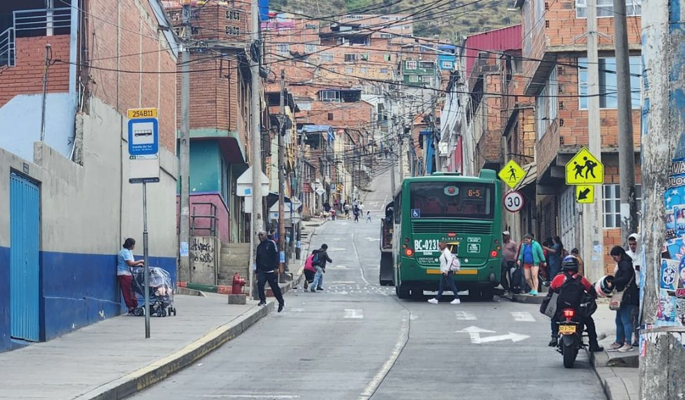 Intento de hurto en un bus de TransMilenio dejó a una persona herida Varios disparos resonaron en la noche del viernes en la parte baja del barrio La Estrella (Ciudad Bolívar) cuando un bus alimentador de TransMilenio acababa de hacer su parada y fue abordado por unos sujetos que, al parecer, pretendían hurtar a los incautos ciudadanos que se encontraban dentro del vehículo.